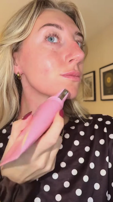 Demonstração de aplicação do creme com Gua Sha, sem legendas.